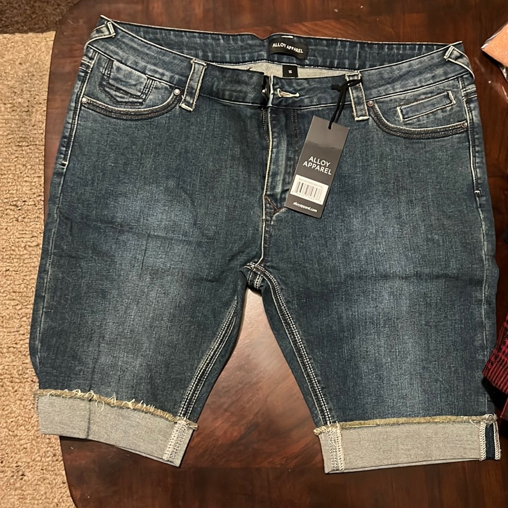Alloy apparel dark vintage wash size 16 tall. Stretchy.  Above knee shorts.